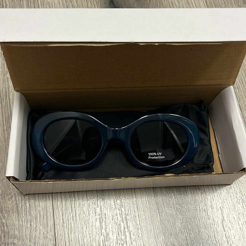 Mott50 gabby ocean sunglasses new in box